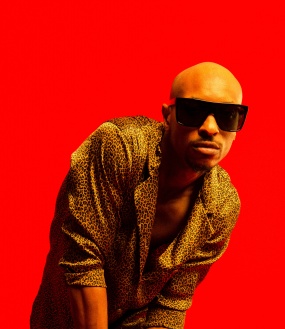 豹纹衬衫光头帅哥图片